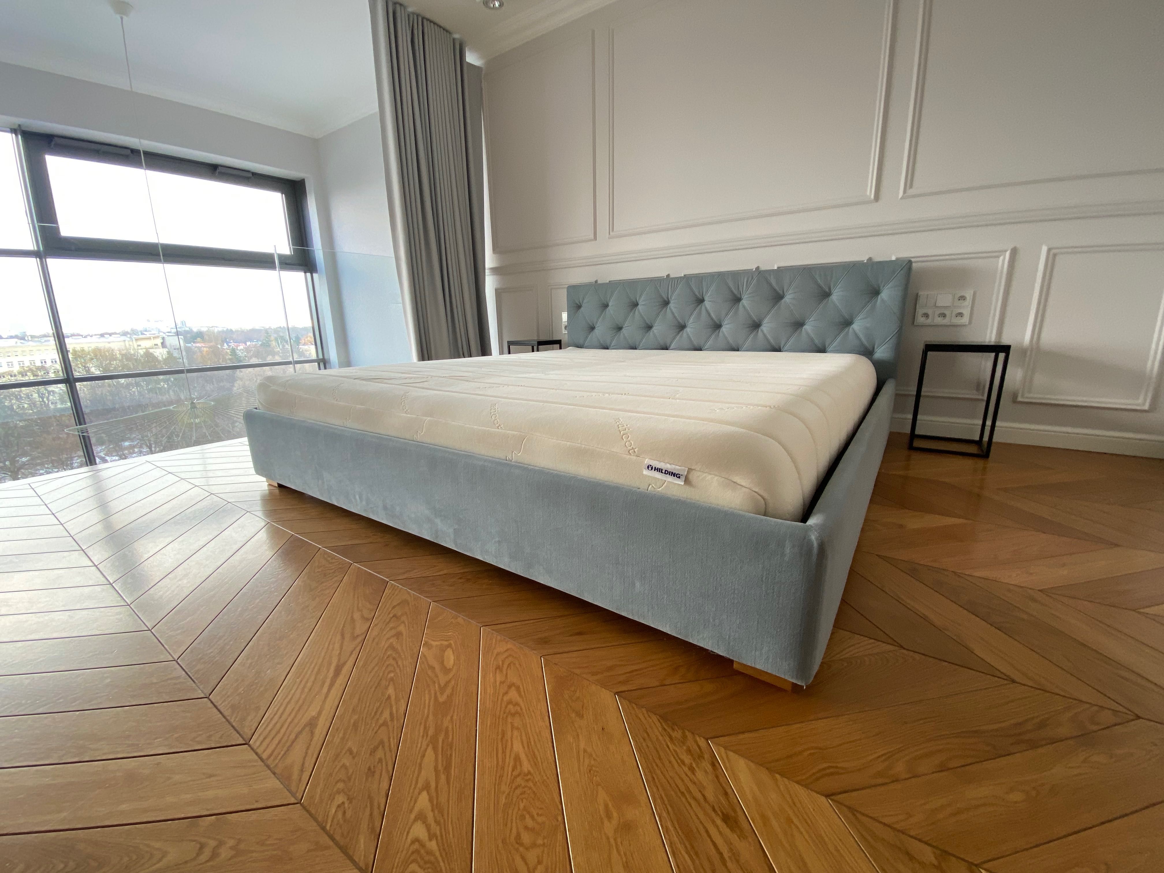 Piękne stylowe łóżko z wezgłowiem i materacem