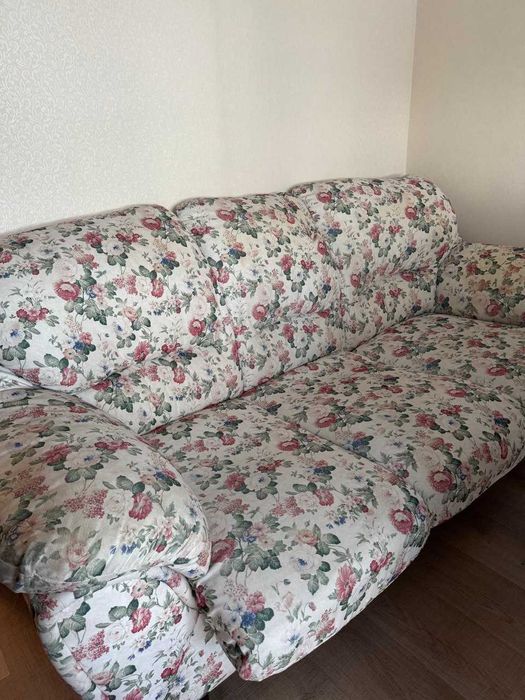 диван розкладний б/в , кухонний стіл + стільці