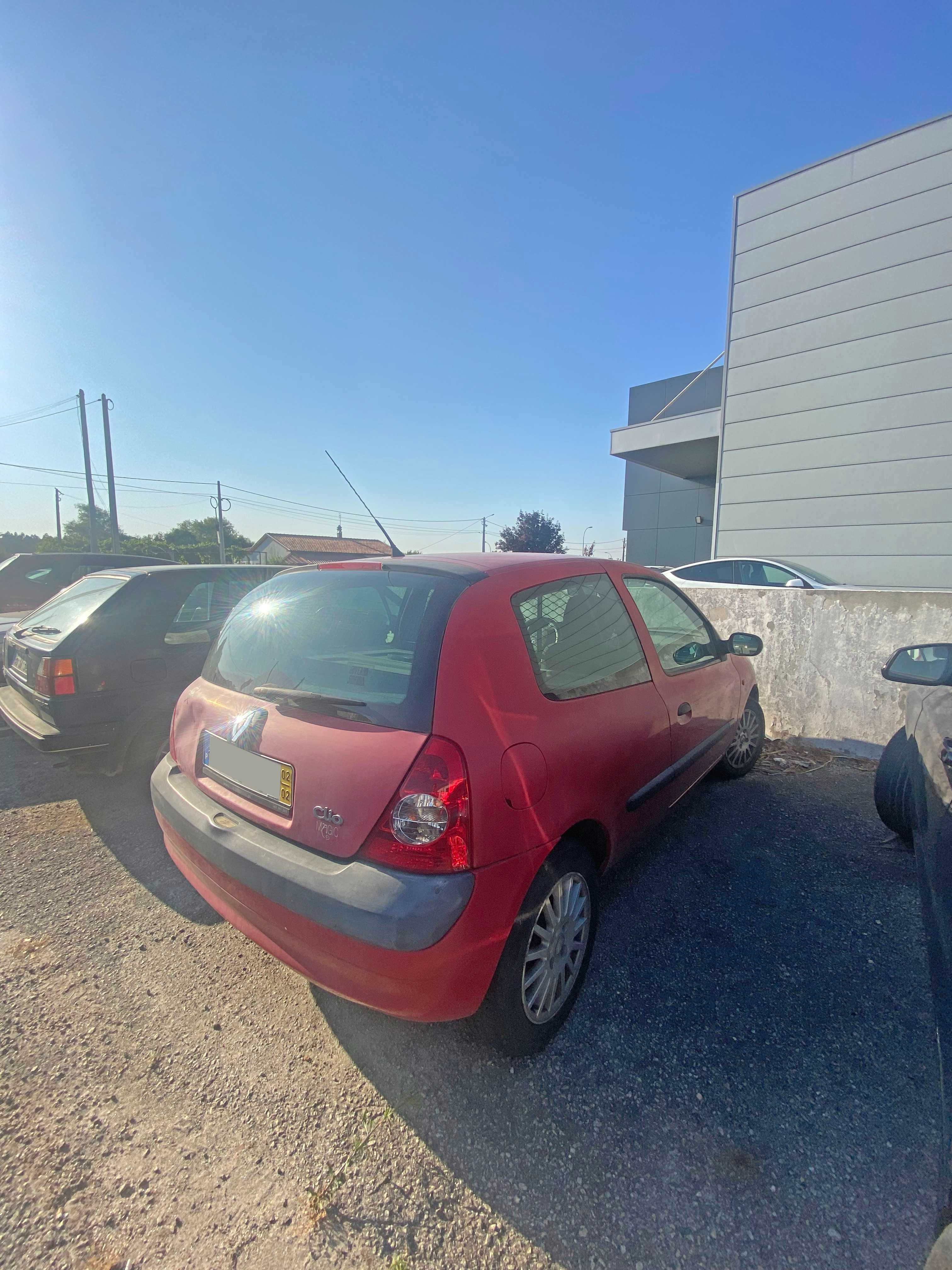 Renault Clio II Comercial 2002 – 1.5 dCi – Avariado