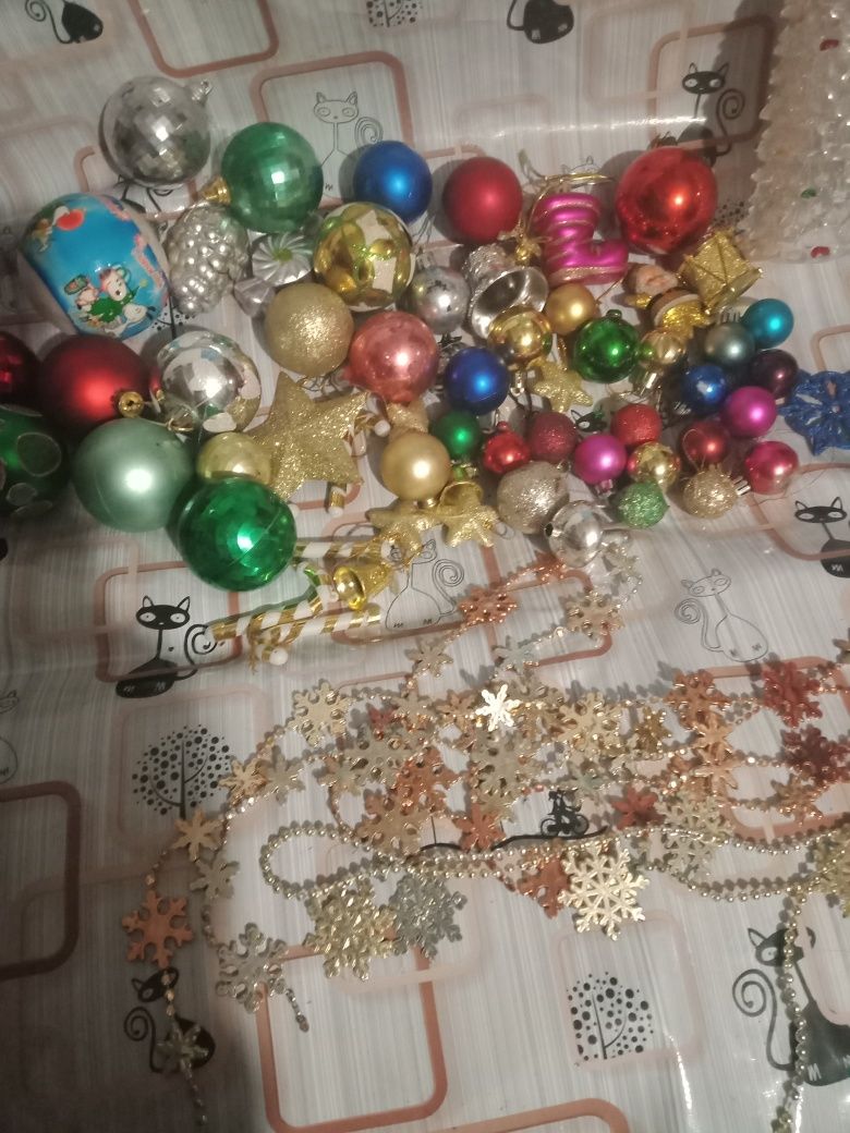 Ёлочные игрушки и гирлянды , одним лотом.