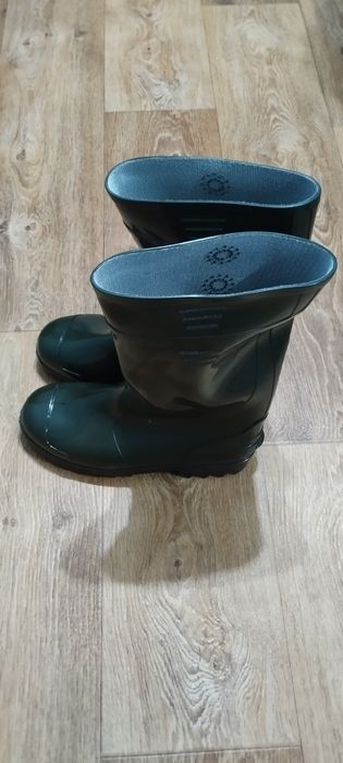 Новые резиновые сапоги.