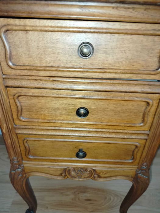 Dekoracyjna szafka Ludwik  z trzema szufladami , lity dąb