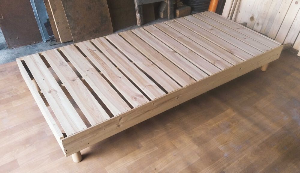 Łóżko drewniane standard