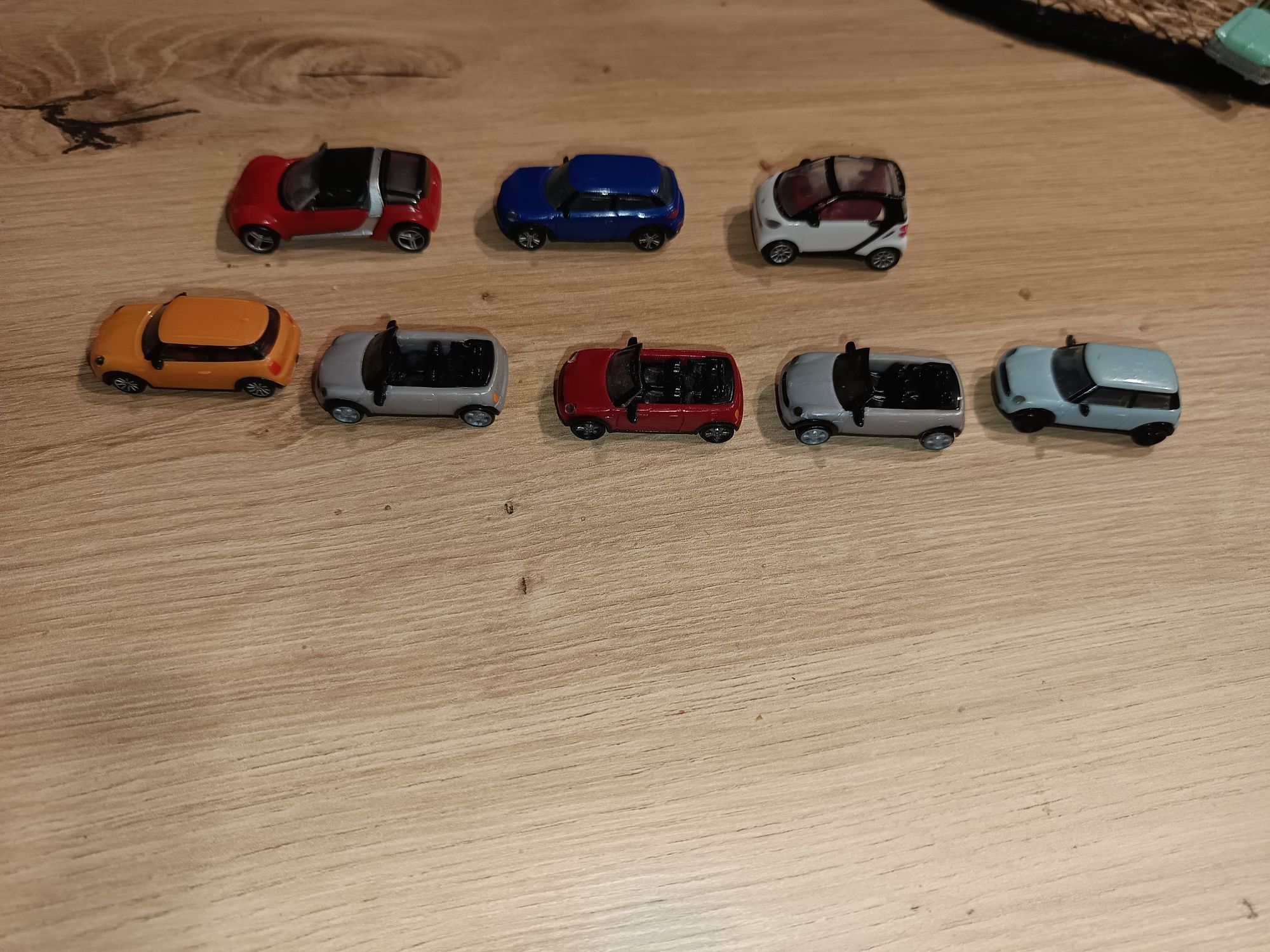 Zestaw 8 małych kultowych samochodzików  Mini i Smart z Kinder joj