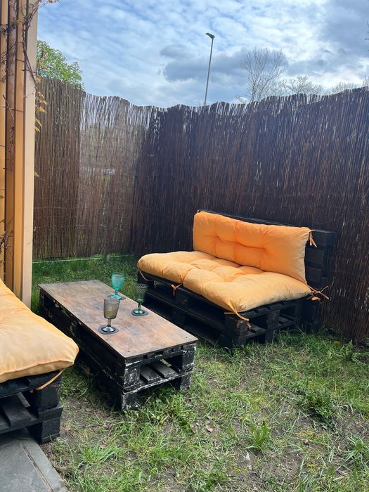 Meble z palet z poduszkami + stolik (używane)