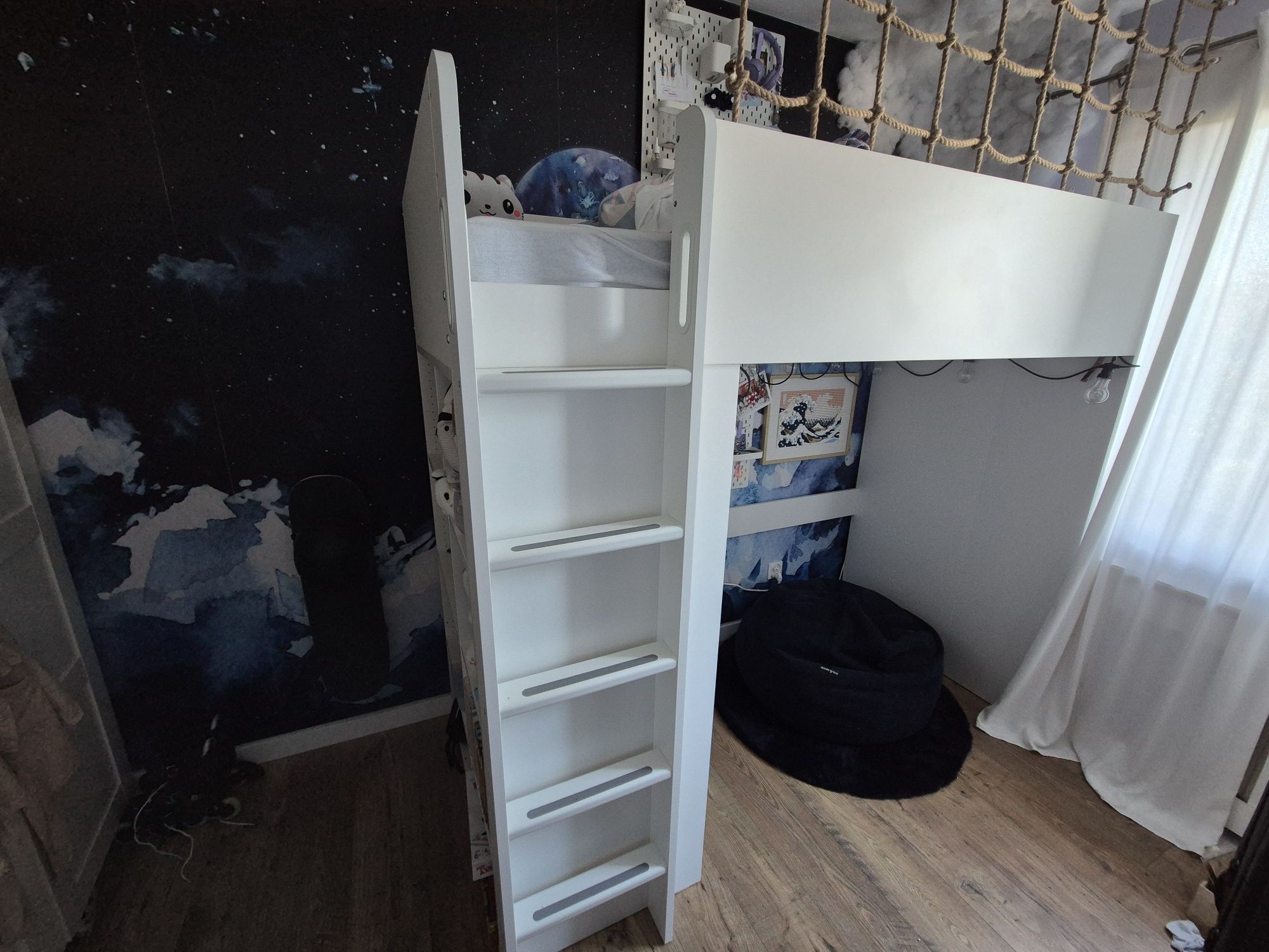Łóżko na antresoli, Ikea smastad z biurkiem na zamontowanym