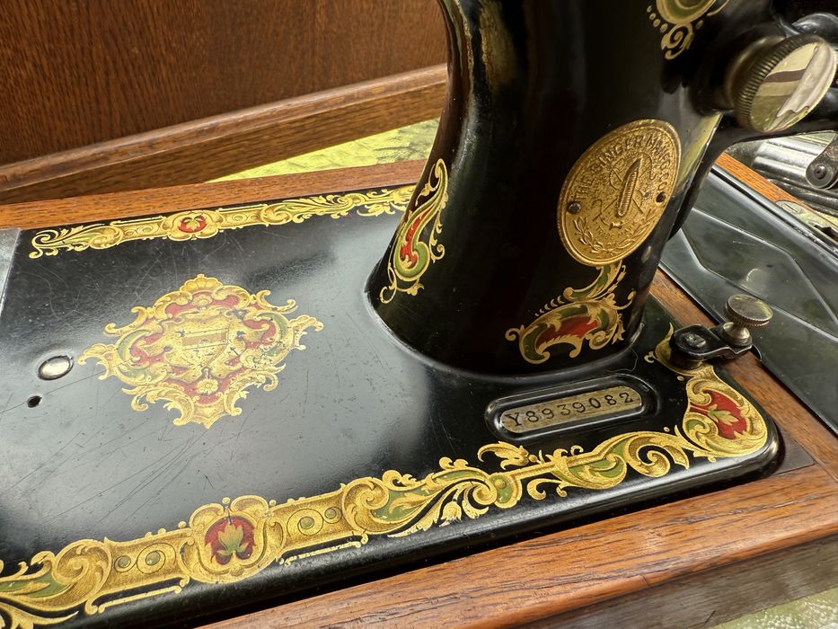 Maszyna do szycia Singer 128K z 1933 r. z oryginalną pokrywą