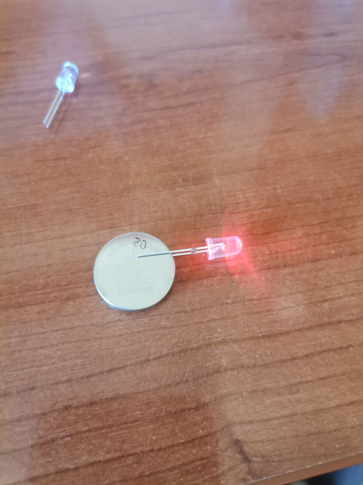2€= 100 Led´s 5 mm e pilhas cr425 (eletrónica e pesca)