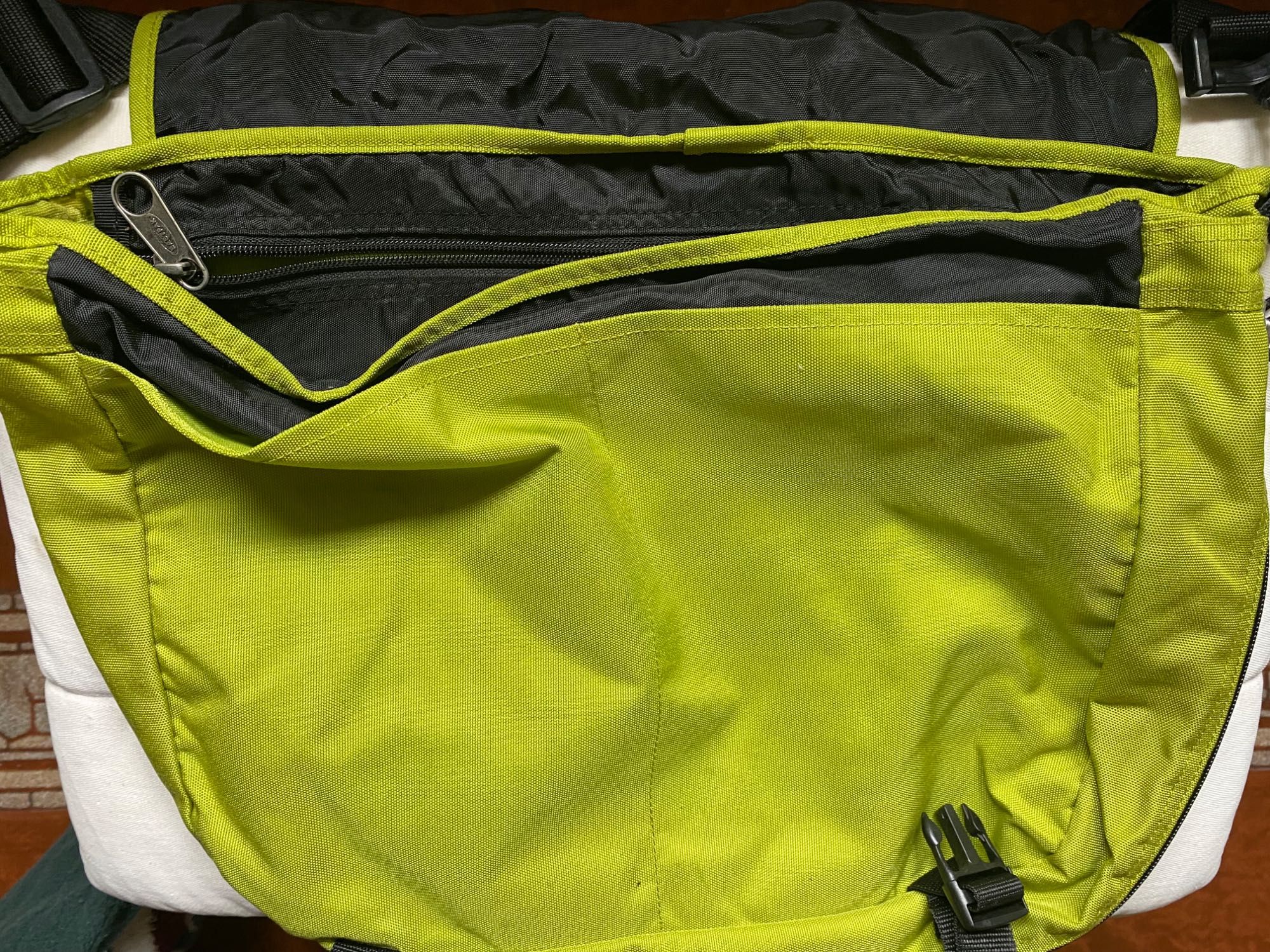 Mala verde EASTPAK®