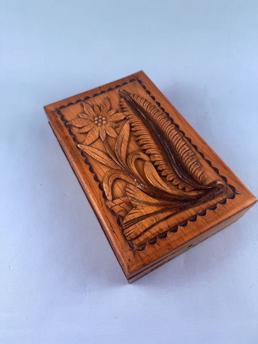 Drewniana góralska szkatułka skrzyneczka zakopiańska