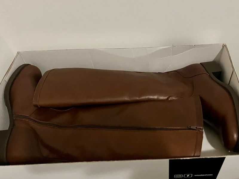 Bota em pele com tacão de 30mm