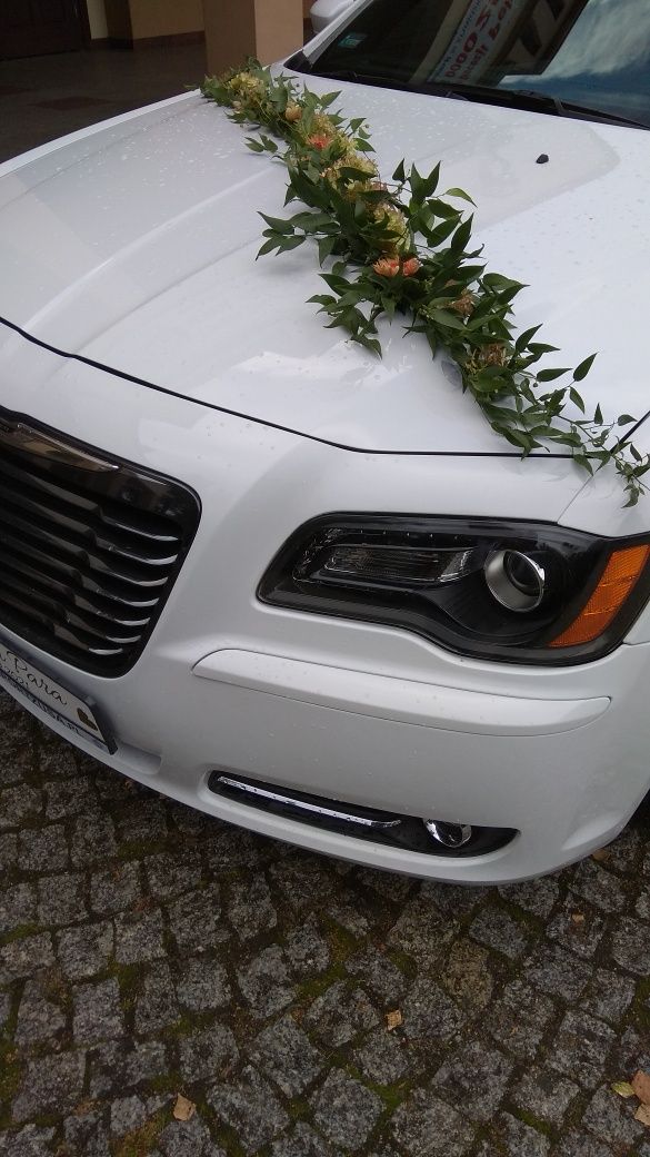 Auto do ślubu Chrysler 300s biała bestia