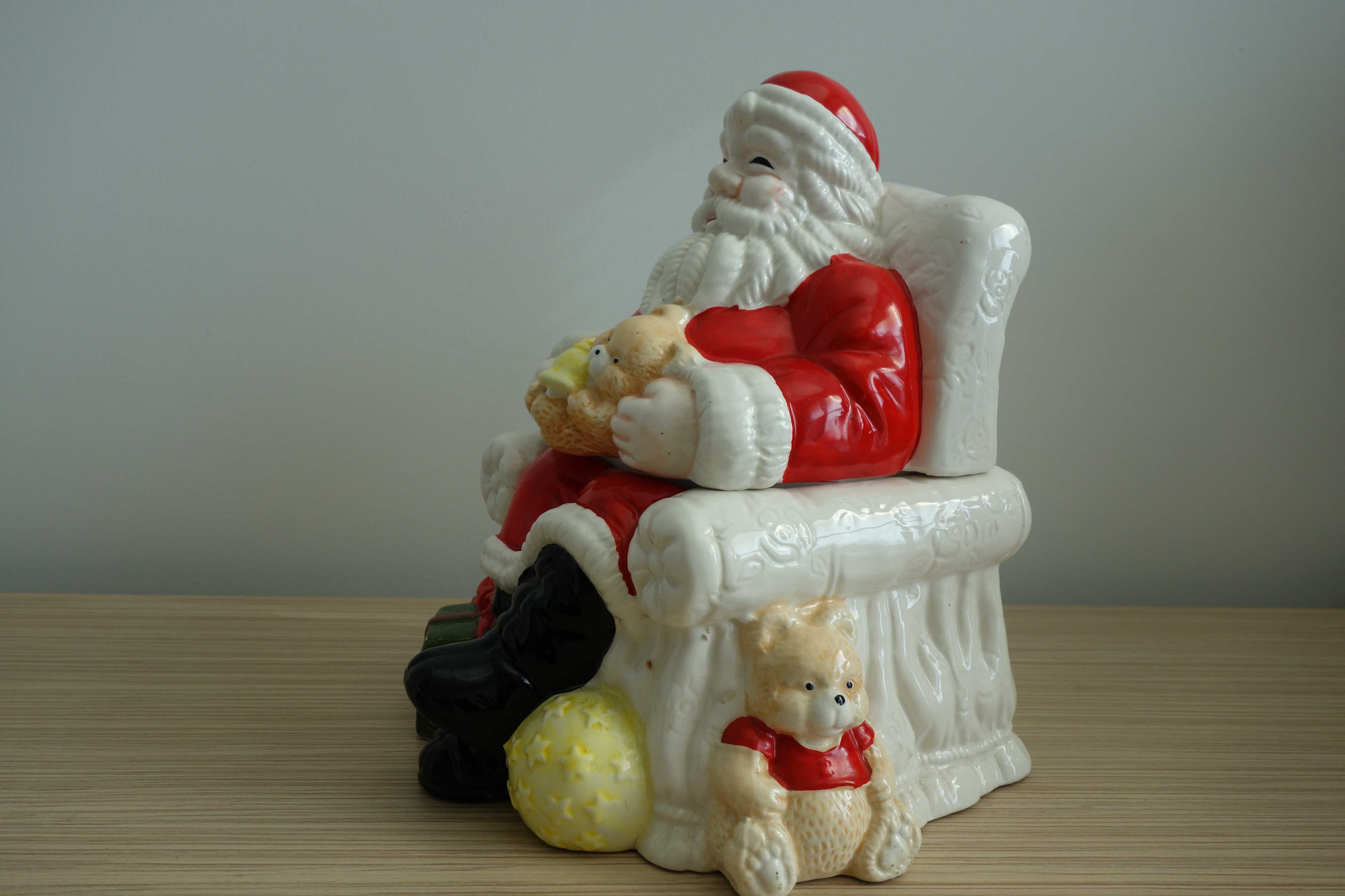 Figurka Mikołaja z ceramiki z pojemnikiem w środku