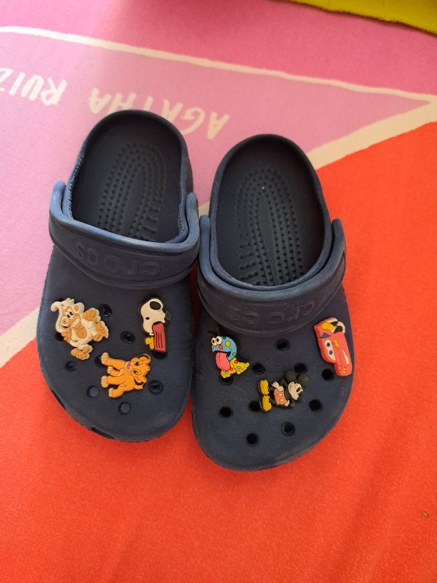 Crocs azuis com pins