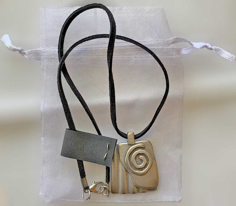 Fio em Couro Espiral Enigmática, Novo/Exclusivo/Único