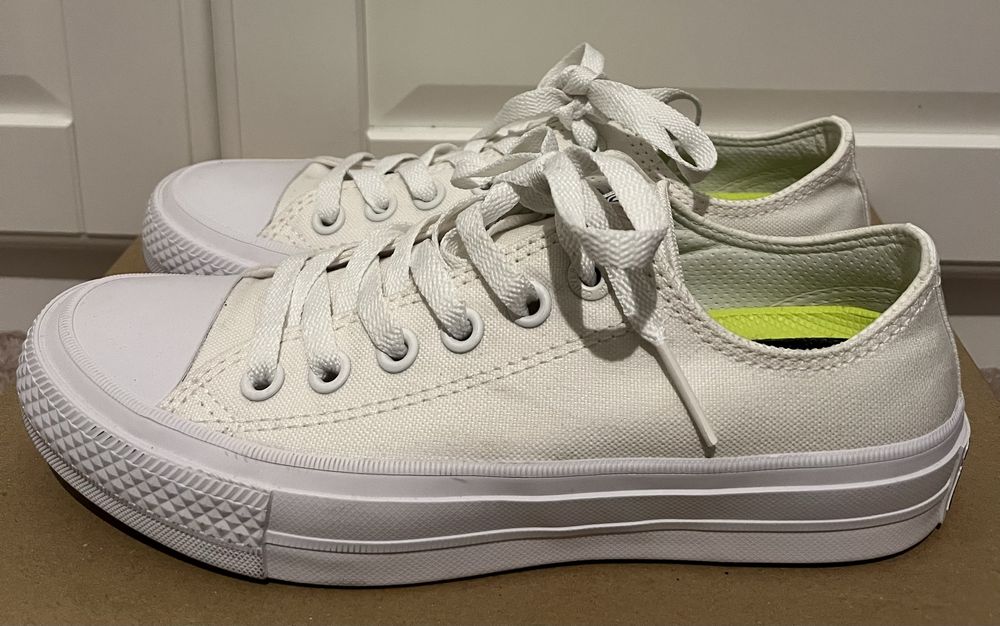 Białe Converse trampki