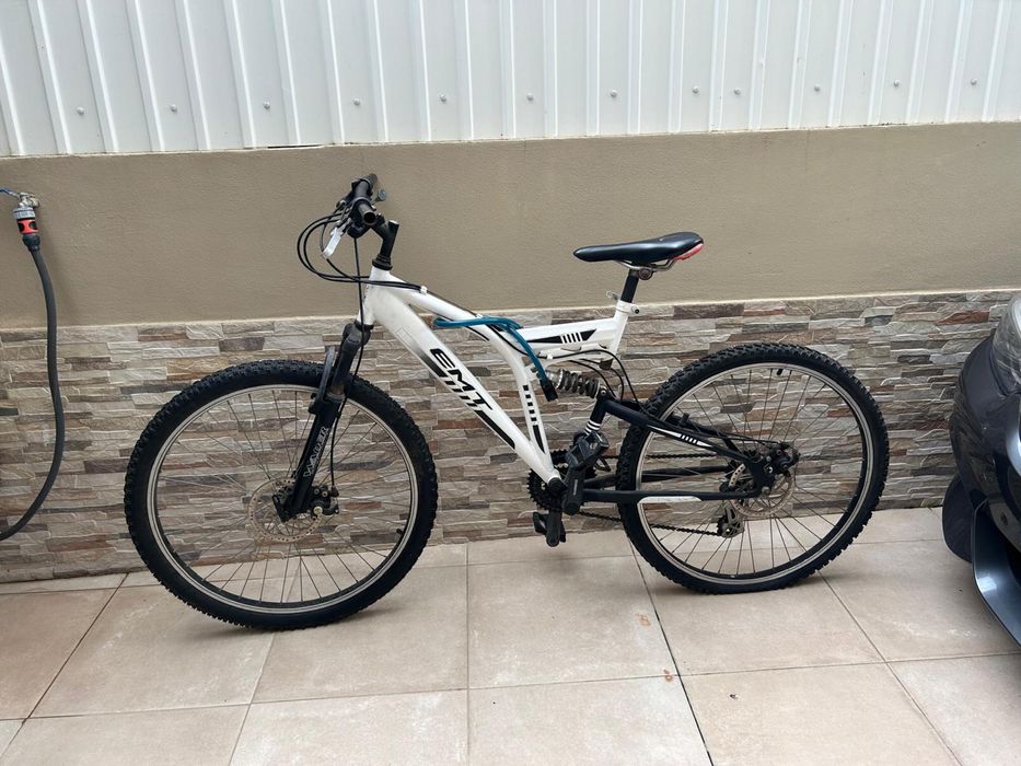 Bicicletas femininas e masculinas