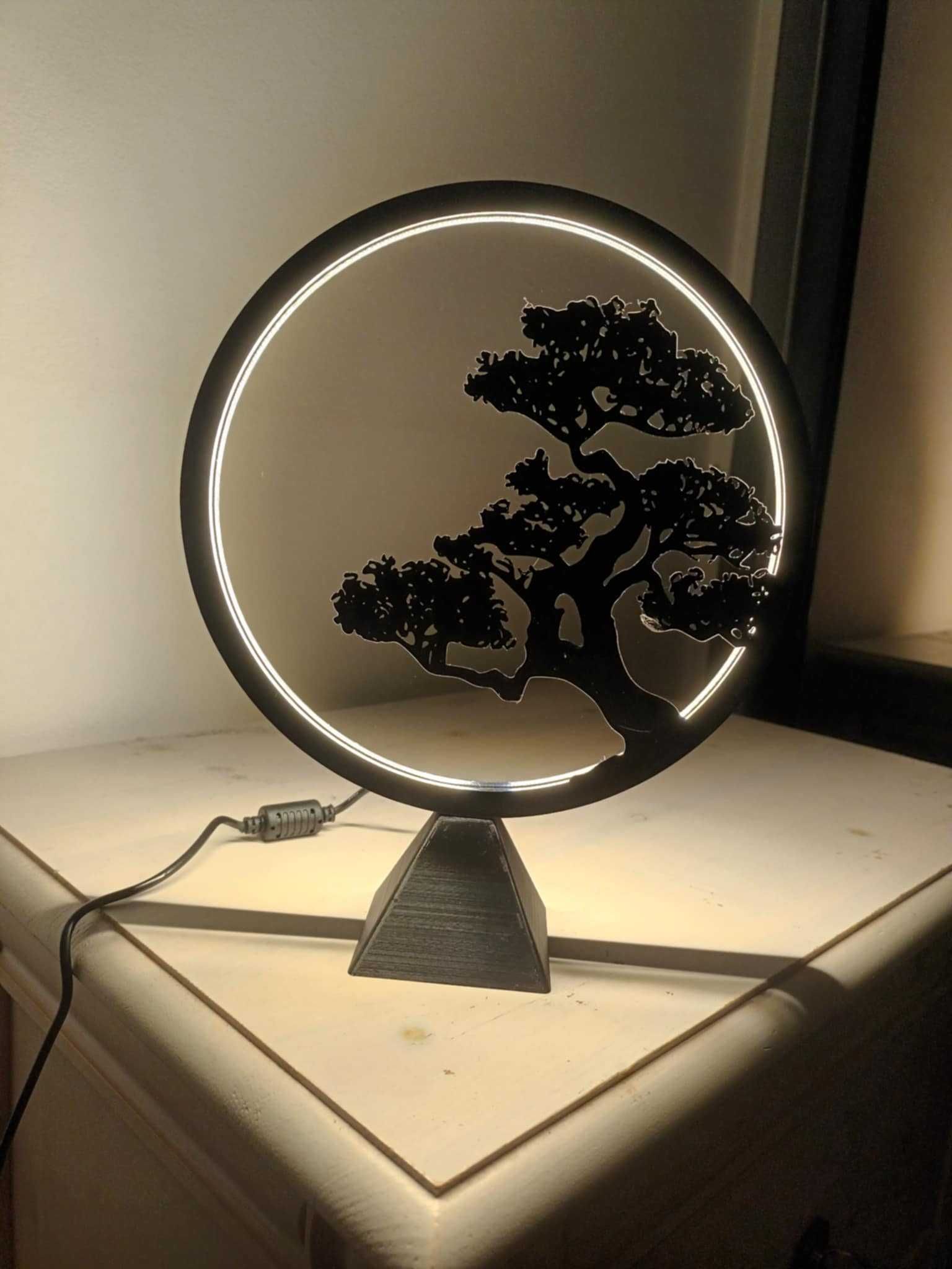 Lampka LED w kształcie okręgu z motywem drzewa bonsai