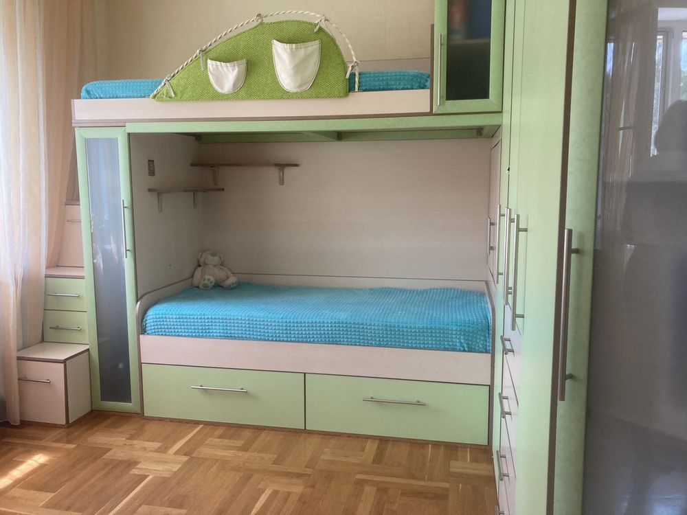 Меблі в дитячу кімнату, двоповерхове ліжко, шафа для двох та два столи