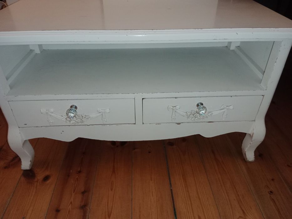 Szafka biała rzeźbiona