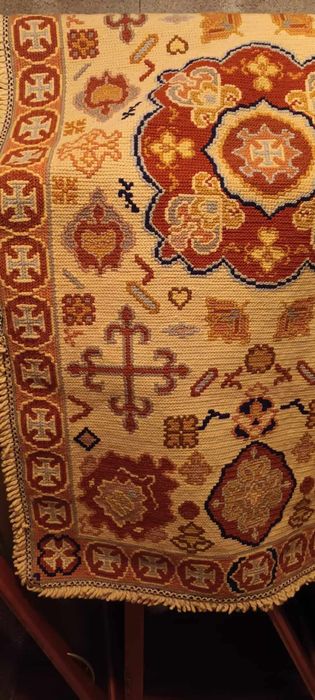 Tapetes de arraiolos e mobiliário