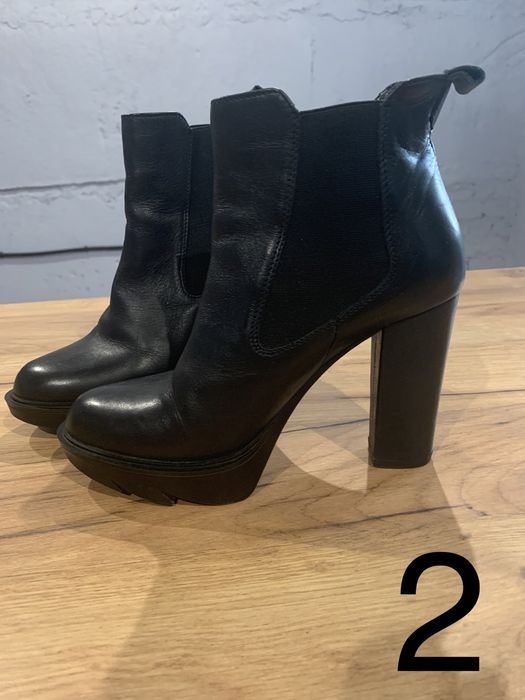 2 .  Ботильйоны черные на каблуке