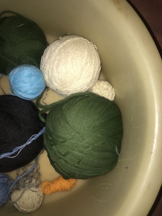 нитки і іграшки.