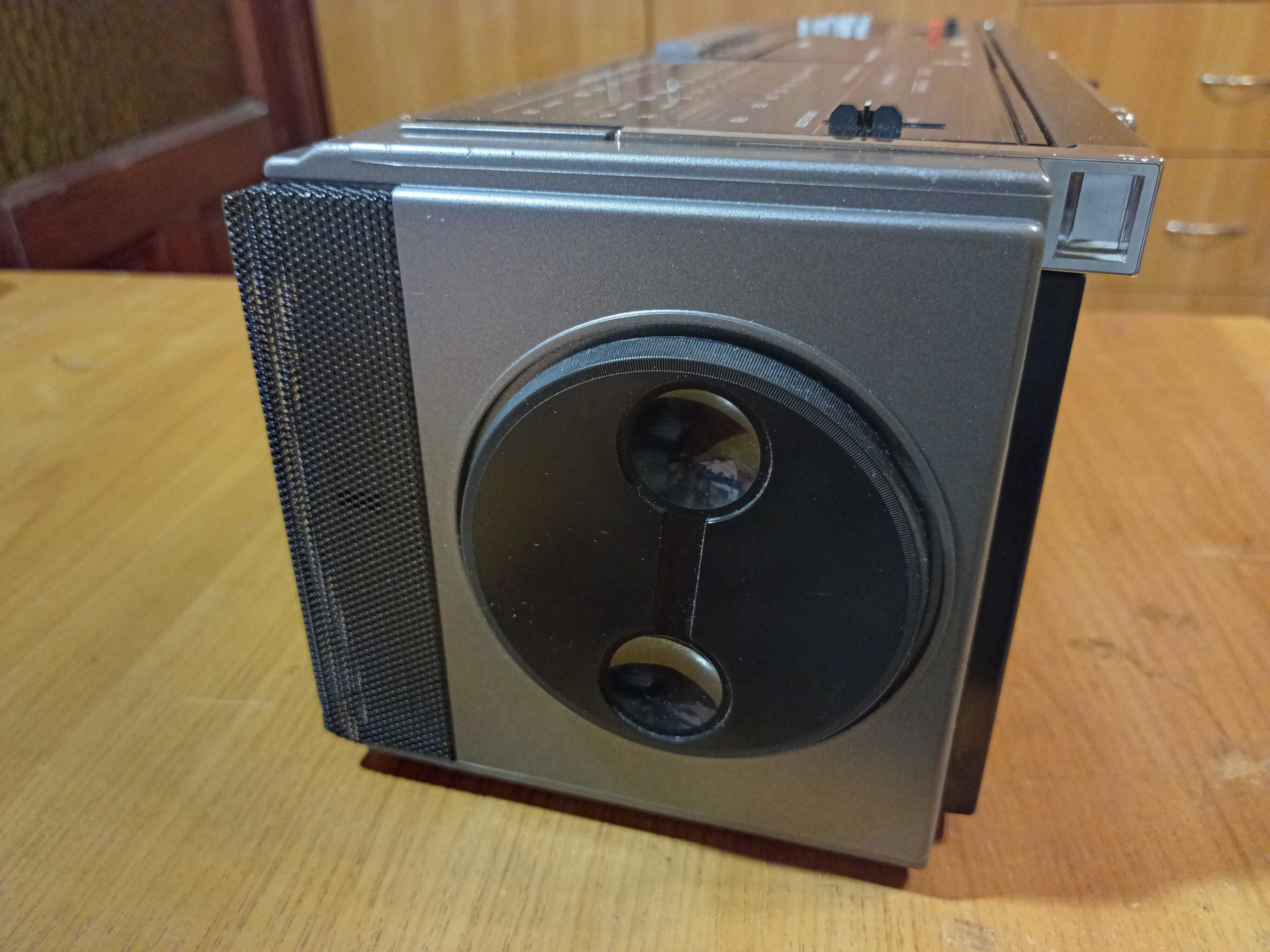 Магнитола "Philips D 8349 Cubooster"