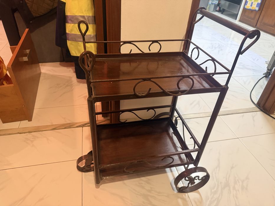 Carrinho de Chá, Carrinho de Bar ou Carrinho de Serviço.