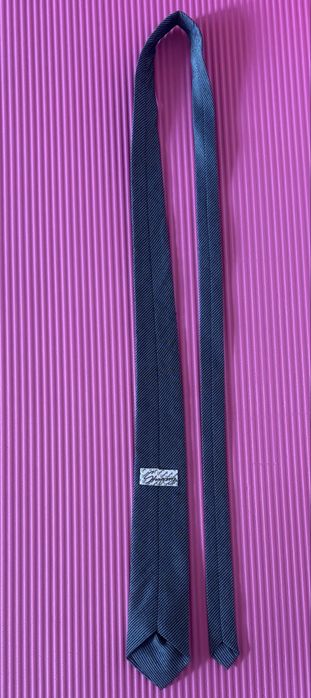 Krawat w przekątne paski