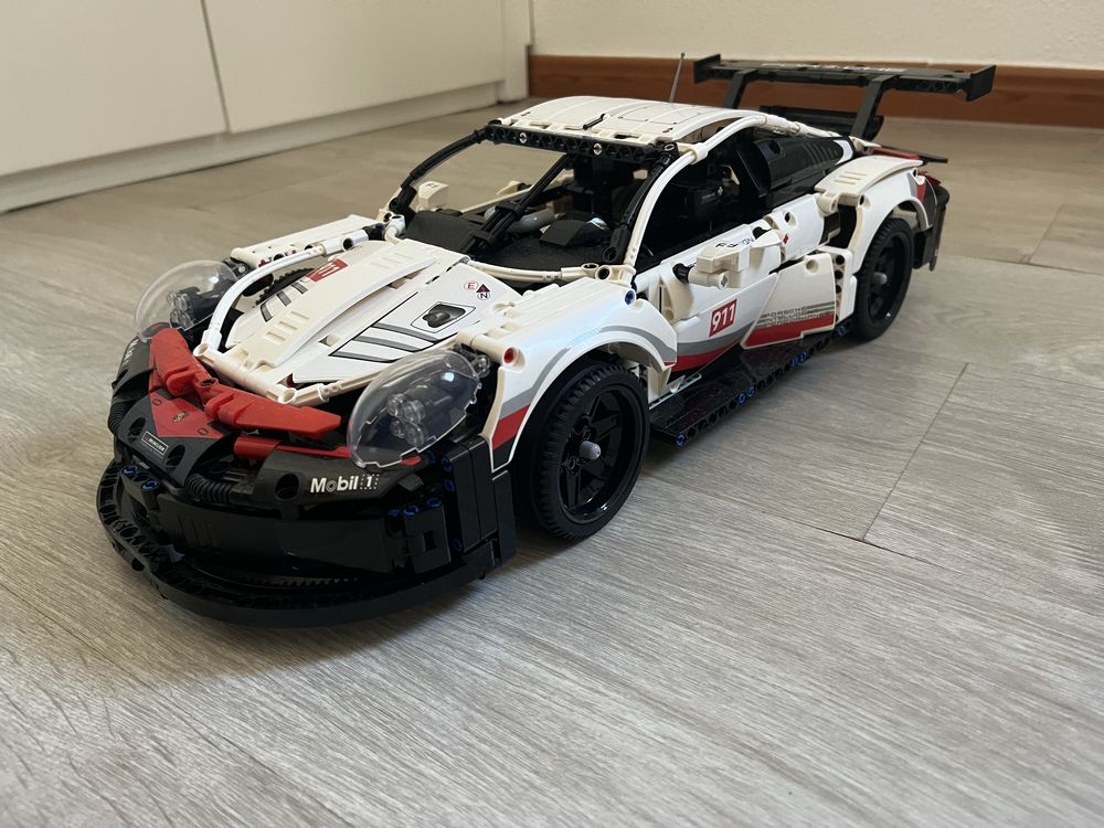 Porsche 911 RSR.