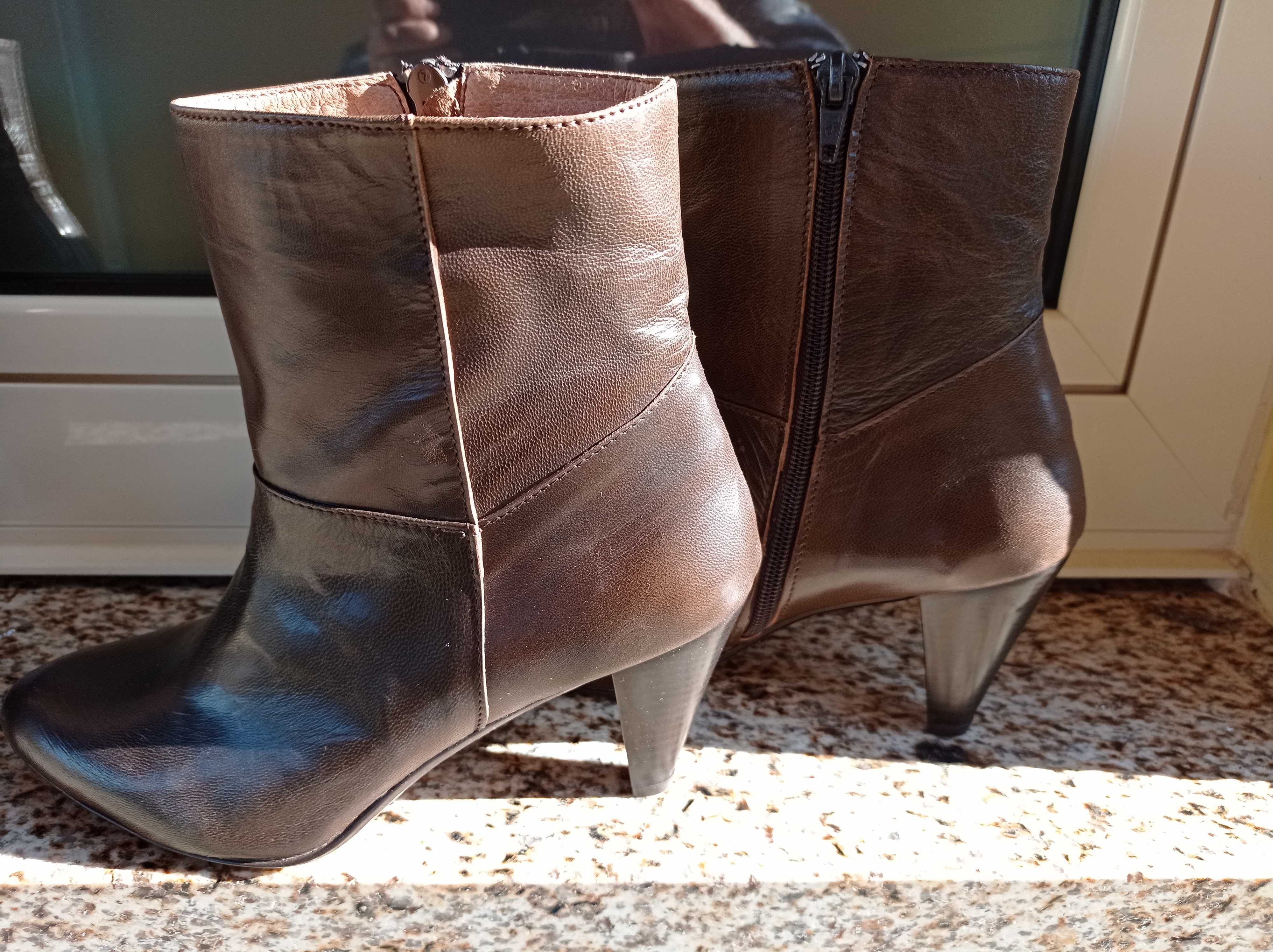 Botas em pele novas n.35/6/7