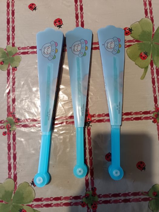 Conjunto de 3 leques novos, em plástico resistente e leves