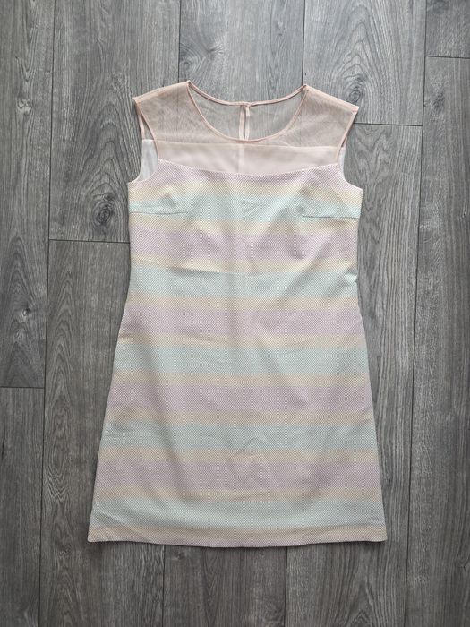 Brokatowa błyszcząca pastelowa sukienkaw paski z siateczką bez rękawów