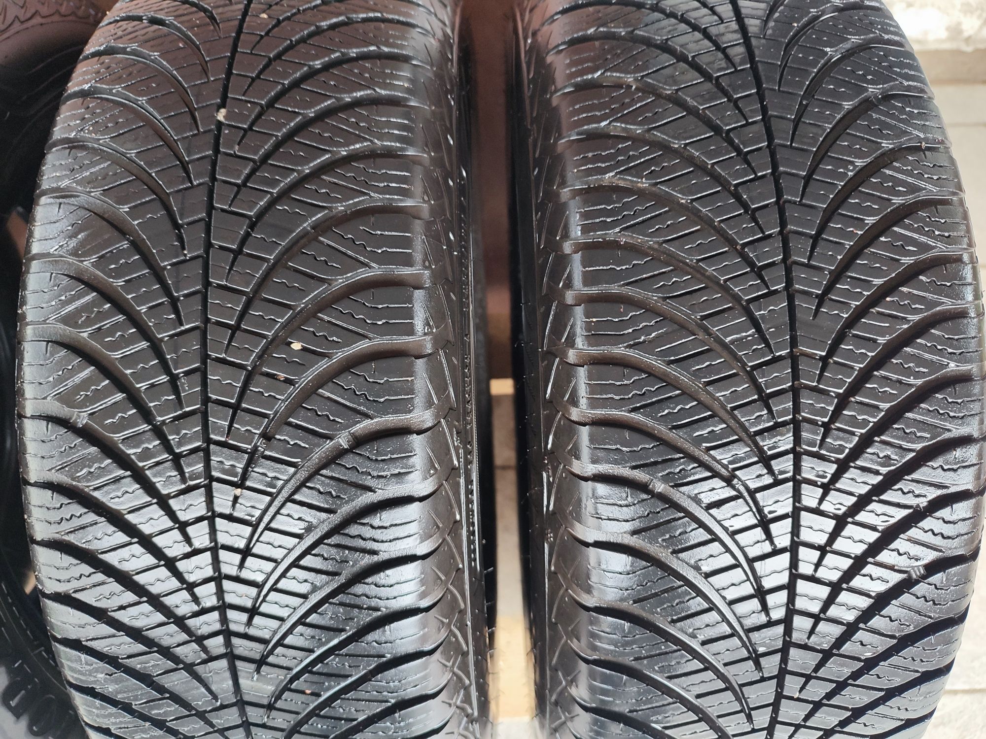 Продам резину Goodyear Vector 4seasons 195 65 r15