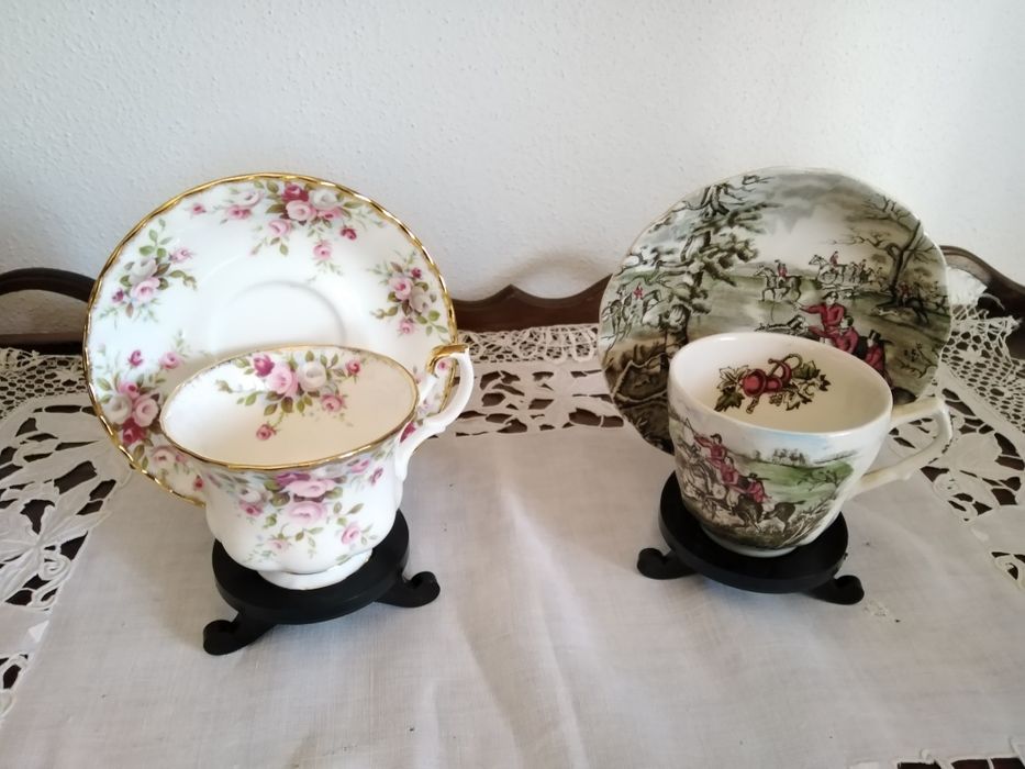 2 Chávenas de Chá em Porcelana da Royal Albert e da Johnson Bross