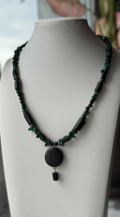 Naszyjnik z naturalnego malachitu, turmalinu i lawy wulkanicznej.