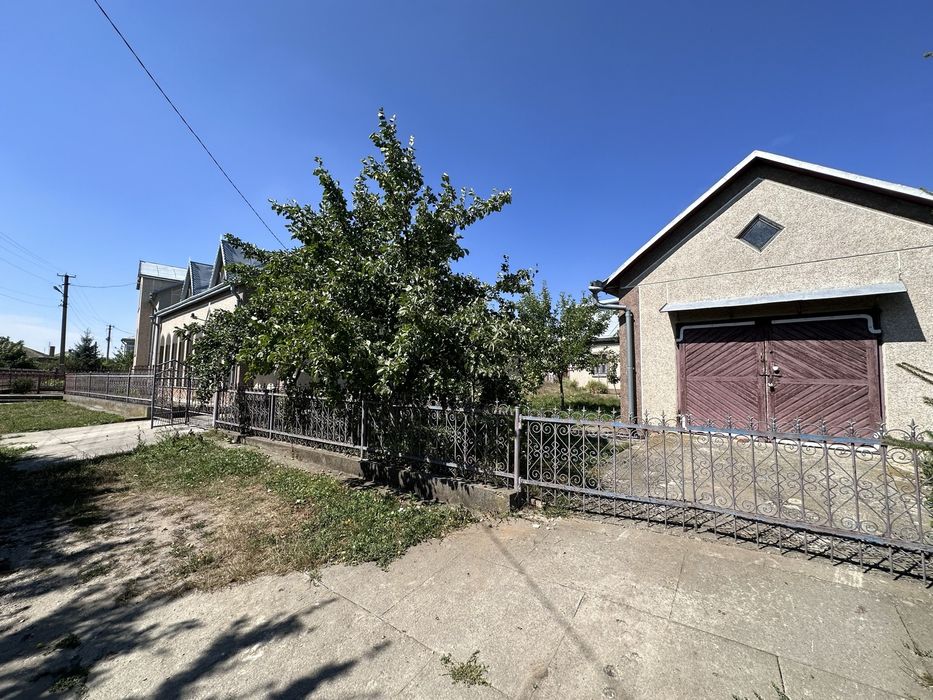 Продається будинок в пригороді м.Підволочиськ.