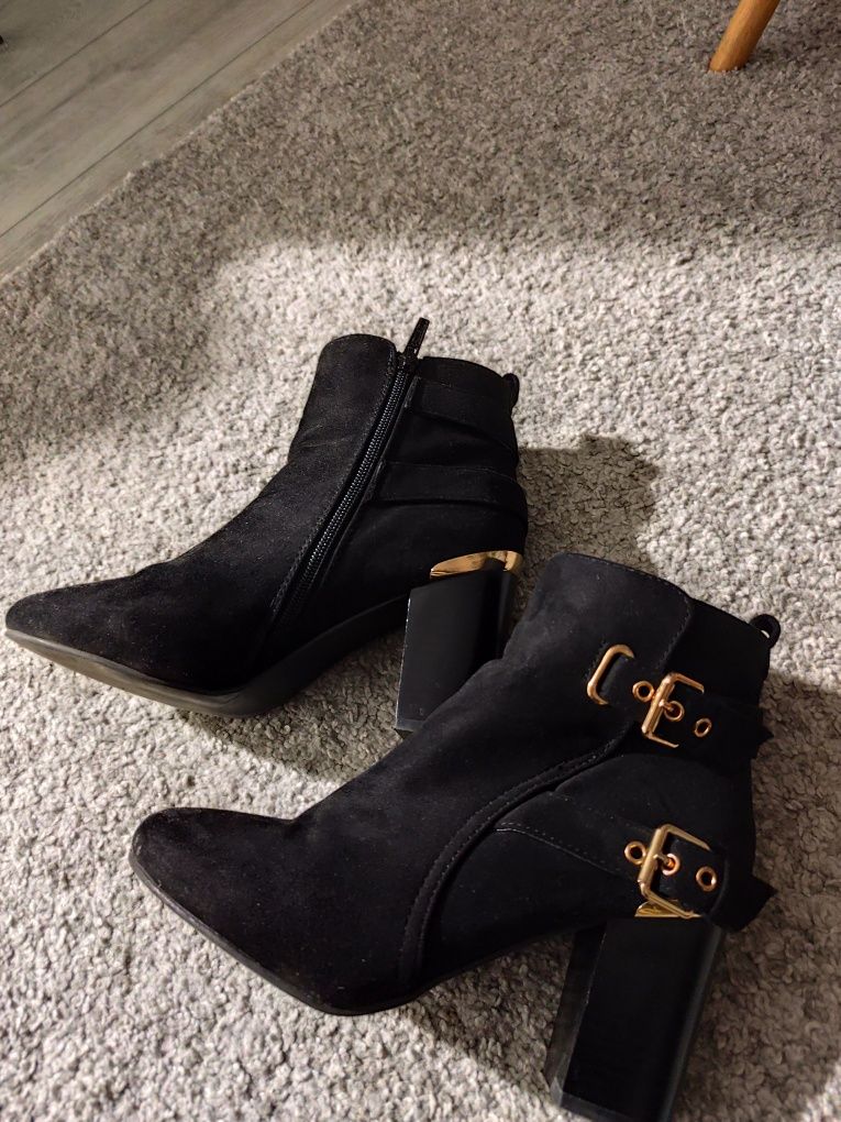 Czarne buty na grubym obcasie, botki