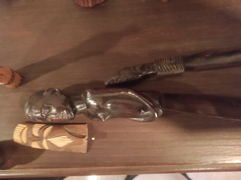 Boneco de pau pretoe peças em Africano