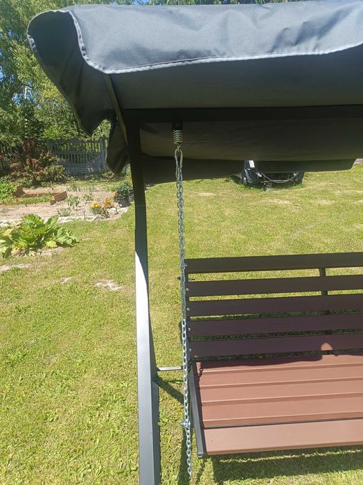 Huśtawka ogrodowa z daszkiem