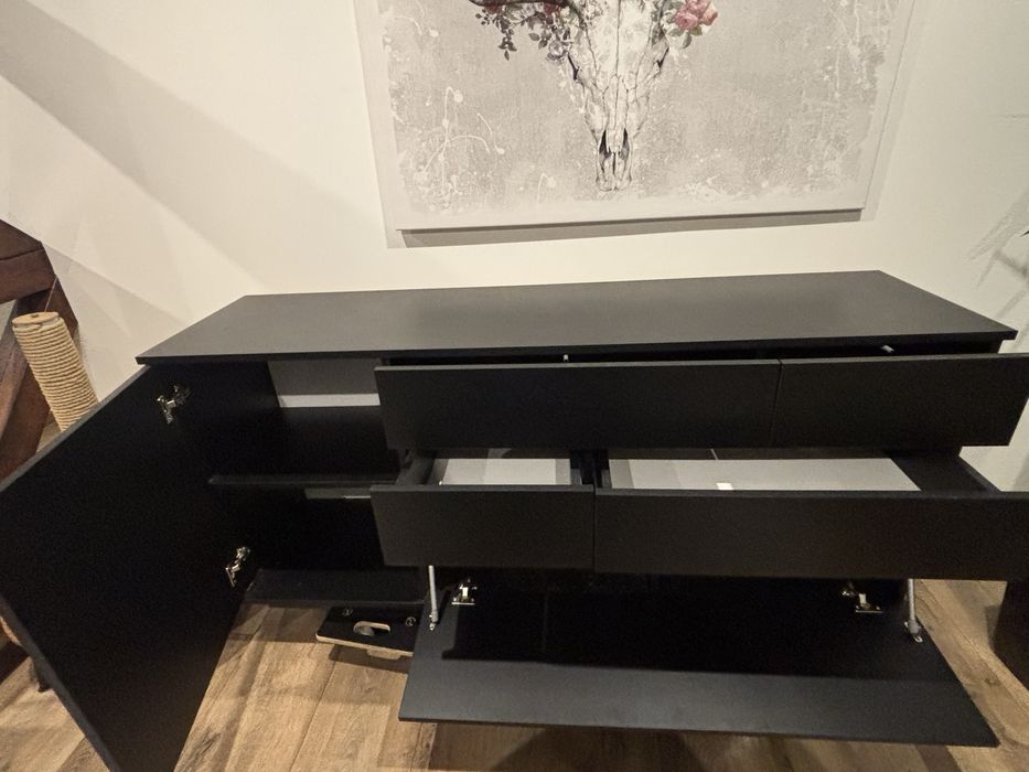 Czarna Komoda w dobrym stanie