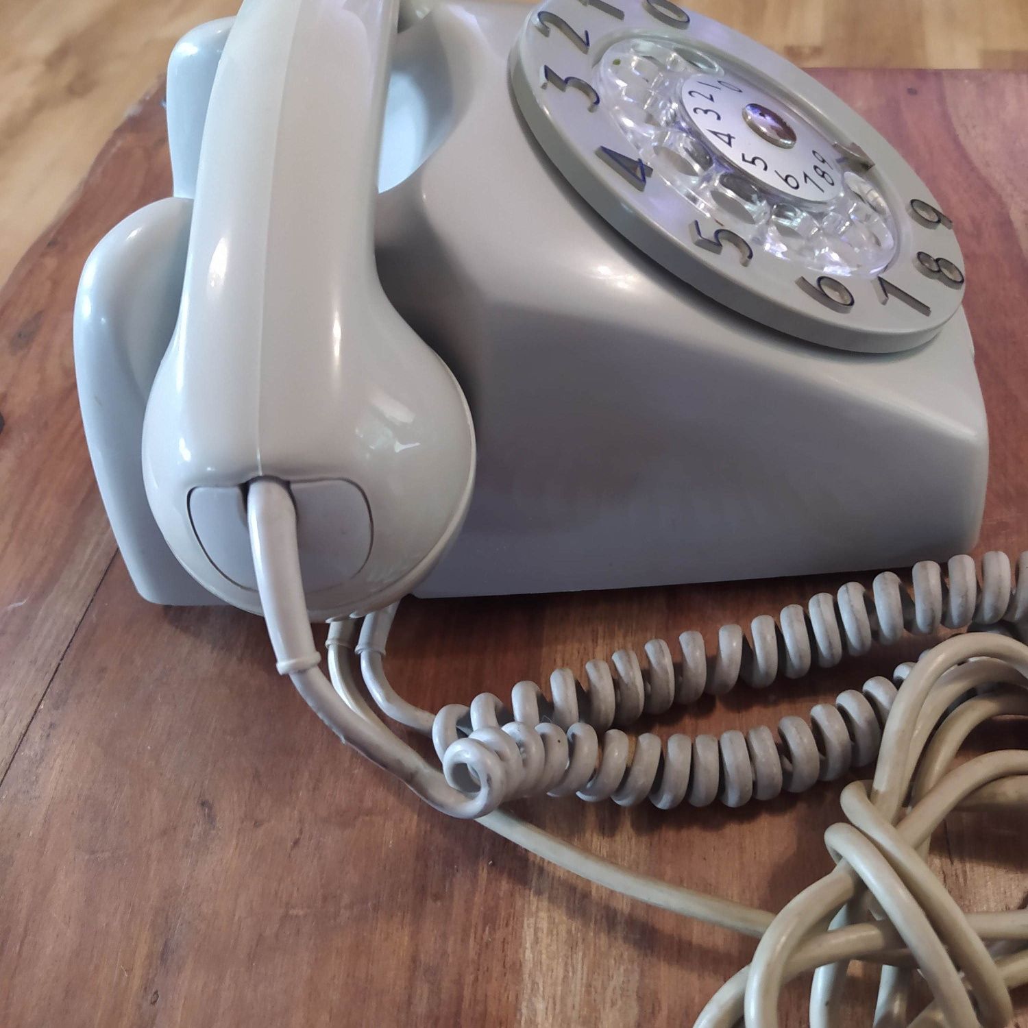 Stary telefon stacjonarny. Vintage.