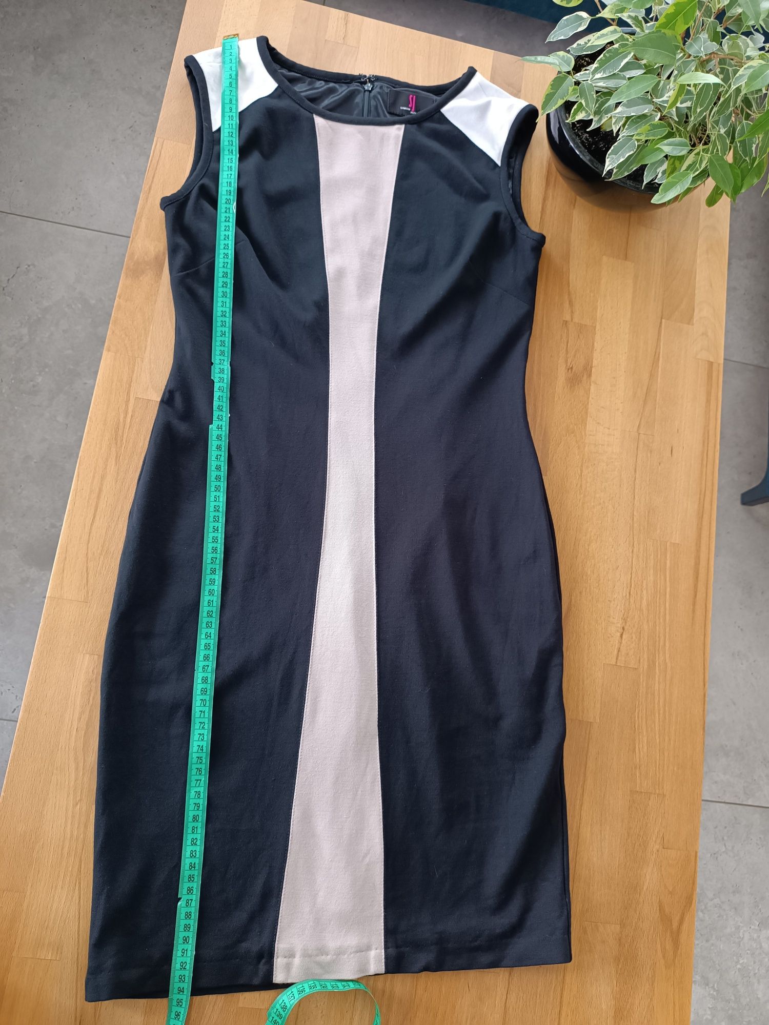 Sukienka czarna dopasowana do pracy elegancka r.M