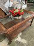 Mesa de madeira e vidro