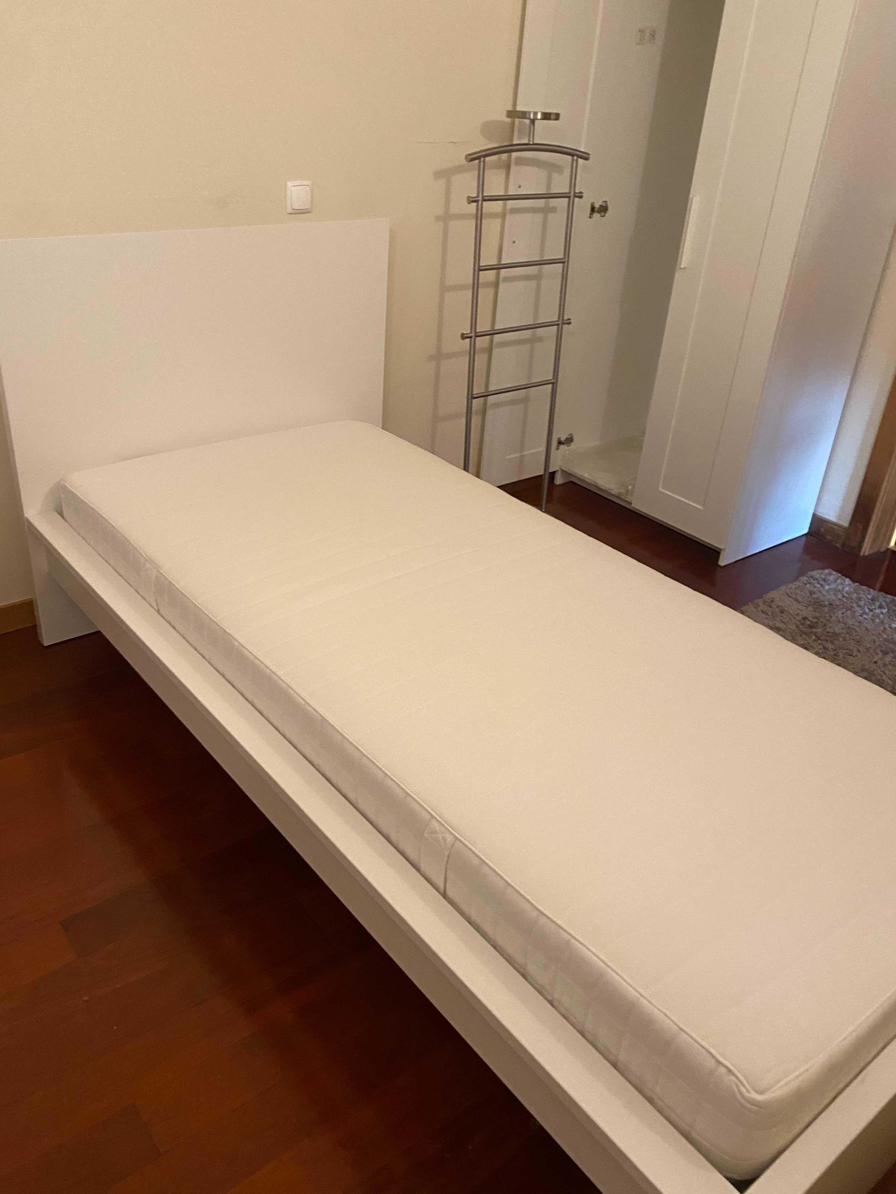 Cama de solteiro e colchão IKEA