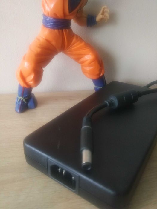 Zasilacz DELL 240W 19.5V-12.3A 100-240V~3.5A 50-60Hz GA240PE1-00laptop