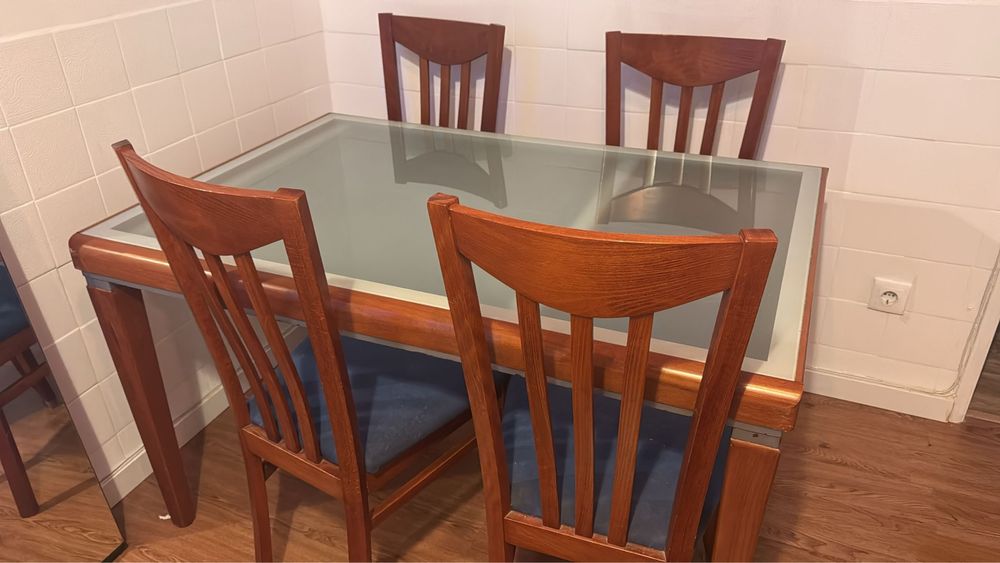 Mesa e cadeiras