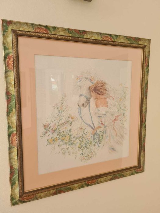 Arte de parede em ponto cruz acabada e emoldurada - Senhora com cavalo