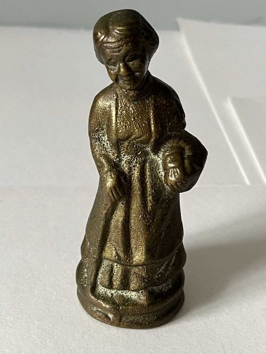 Babcia babka z koszykiem mosiężna figurka